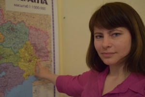 Svetlana pointing at Crimea